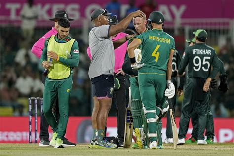 Rassie Van Der Dussen Has A Concussion Check Done After A Blow