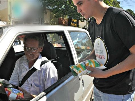 G1 Fiscais agropecuários distribuem leite durante protesto em Campo