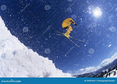 Skifahrer Im Mitten in Der Luft über Schnee Stockfoto Bild von voll