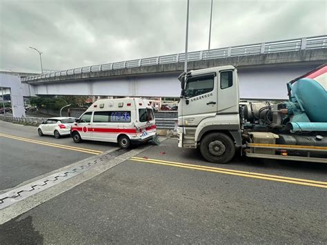 影 救人到一半慘變傷患！救護車出勤遭混凝土車追撞 變夾心餅乾4人送醫 中天新聞網