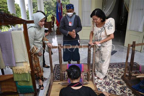 Ibu Negara Iriana Jokowi Kenalkan Tenun Baduy Antara Foto