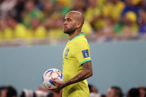 Football la légende brésilienne Daniel Alves placée en garde à vue en