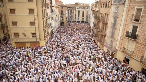 La ofrenda de flores y la procesión de la reliquia se salvan de la