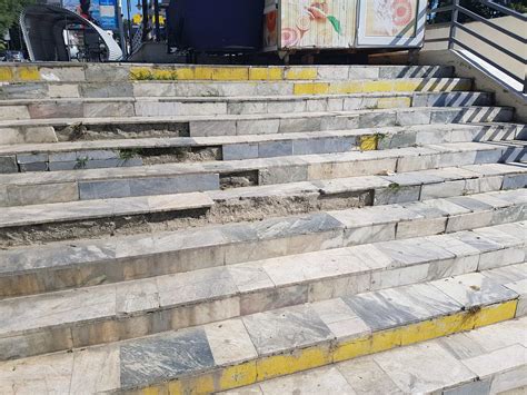 Падащи парчета от стълби на подлез - Helpbook.info