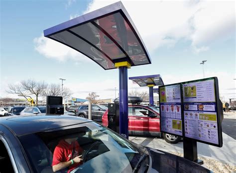 7 Fast-Food Chains With the Best Drive-Thru Experience In 2024