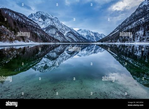 Tarvisio Der Predilsee Nahe Der Italienisch Slowenischen Grenze Fotos