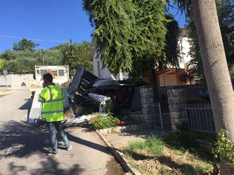 Colli Al Metauro Incidente Sul Lavoro Operaio Si Ribalta Con Il Bobcat