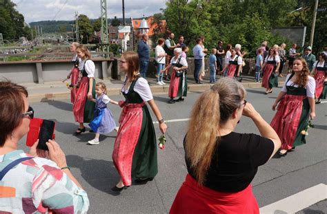 Kronacher Sch Tzenzug Mit Dudelsack Und Blasmusik Zur Hofwiese