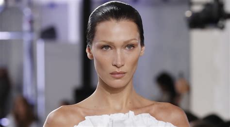 Bella Hadid adopte la tendance pull qui sera partout lété prochain