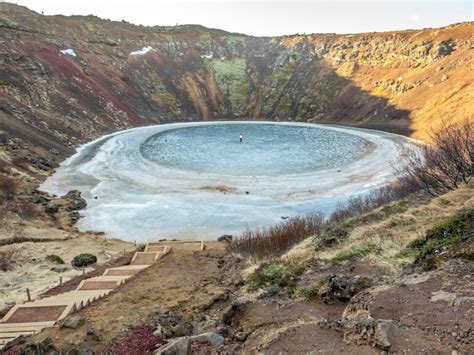 Cratera kerid enorme cratera vulcânica silenciosa torna se lago de