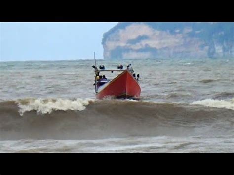 Kepulangan Km Skoci Badai Mulai Redah Ombak Datang Pantai Puger Youtube