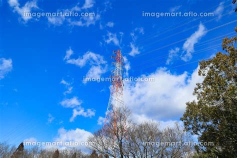 綺麗な青空に立つ紅白の鉄塔と送電線の写真素材 214192667 イメージマート