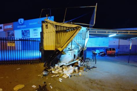 Motorista Sintomas De Embriaguez Bate Violentamente Em Trailer Na