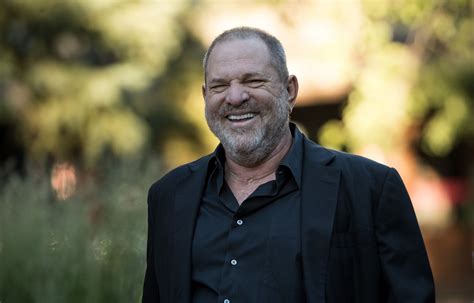 Accusé De Harcèlement Sexuel Le Producteur Harvey Weinstein Se Met En