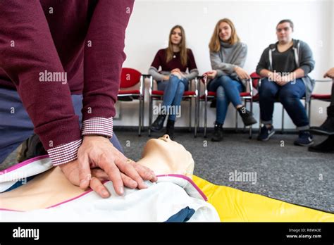 Erste Hilfe Kurs Schulung In Erster Hilfe In Notf Llen Notf Lle