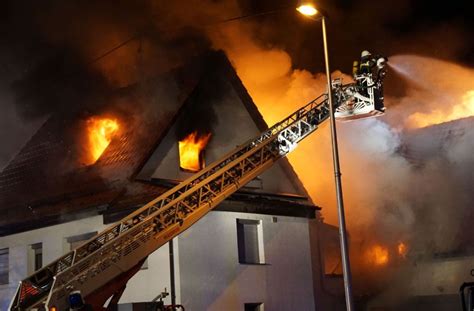 150 Feuerwehrleute im Einsatz Feuer zerstört zwei Wohnhäuser in