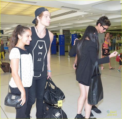 5soss Calum Hood And Luke Hemmings Hang With Fans After Flight To Sydney