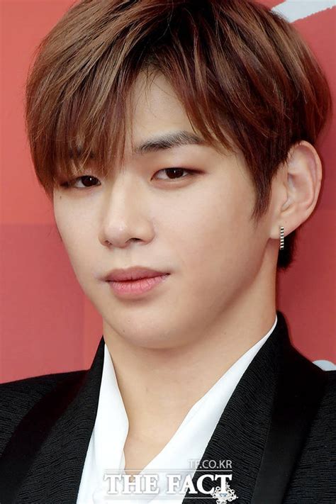 Tf사진관 강다니엘 태평양 어깨 때문에 생긴 참사 포토 기사 더팩트