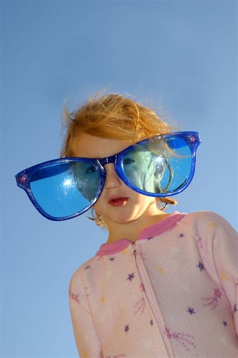 Fille Blonde Avec Des Lunettes De Soleil Image Stock Image Du Beau Jeune
