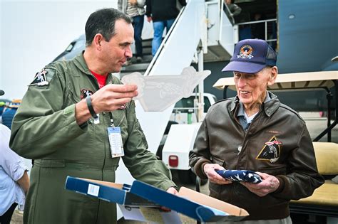 Guarda A Rea De Nebraska Homenageia Piloto Da Segunda Guerra Mundial