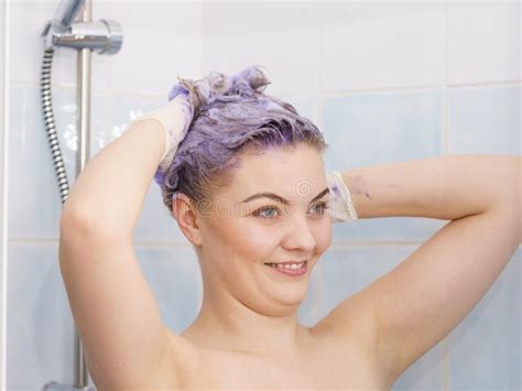 Vrouw Onder De Douche Met Gekleurd Schuim Op Haar Stock Foto Image Of