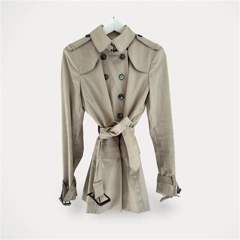 Se produkter som liknar Burberry Holmwood trenchcoat på Tradera 628144752