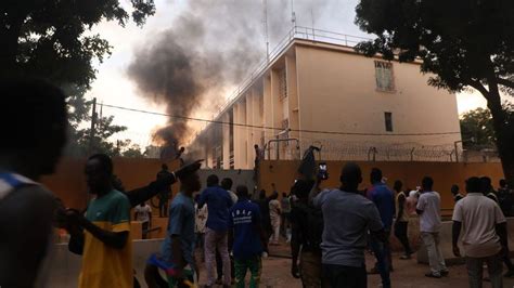 Coup D Etat Au Burkina Tirs De Gaz Lacrymog Nes De L Int Rieur De L