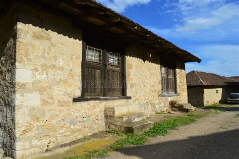 Antiga Casa De Pedra Abandonada Na Aldeia Foto De Stock Imagem De