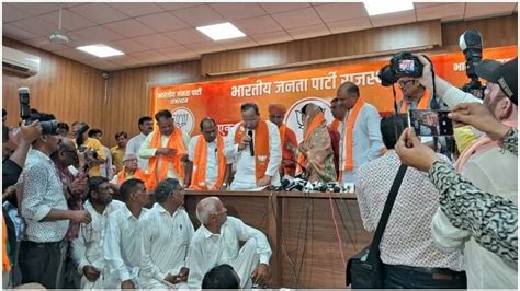 17 Ex Mlas Of Various Parties Including Congress And Retired Ias Ips Joined Bjp In Rajasthan