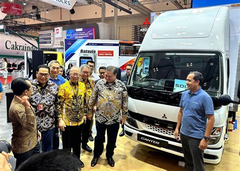 FOTO Menko Airlangga Lihat Langsung Kecanggihan Truk Listrik Fuso