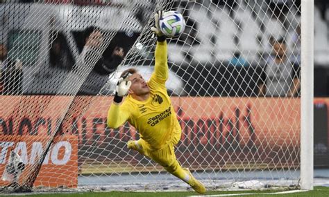 Goleiro Do Athletico Pr Bento Desperta Interesse De Time Europeu