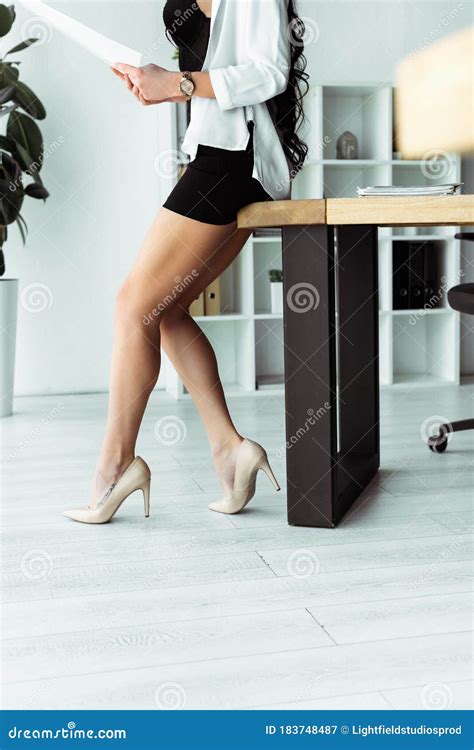 Verbijsterd Beeld Van Sexy Secretaresse Holding Stock Afbeelding Image Of Vrouw Secretaresse