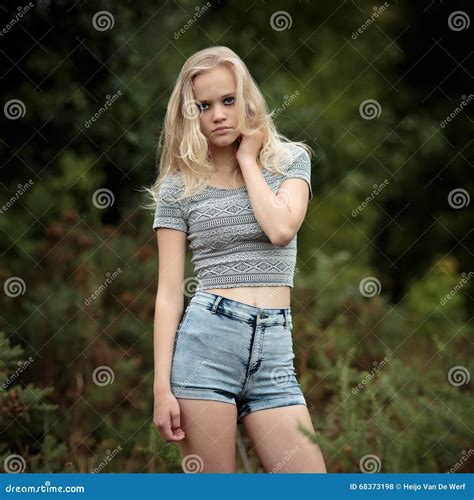 Seule Adolescente Blonde De Bautiful Dans Les Bois Photo Stock Image