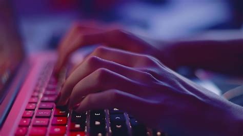 M Os Femininas Desfocadas Digitando No Teclado Computador Port Til