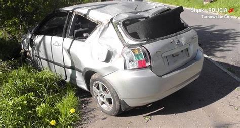 Poważny wypadek w Tarnowskich Górach Auto koziołkowało a ze środka