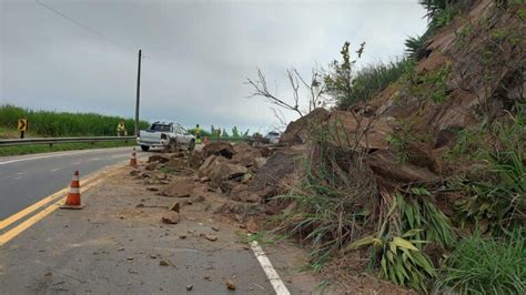 Deslizamento De Encosta Na Rio Santos Provoca Lentid O Em S O Sebasti O