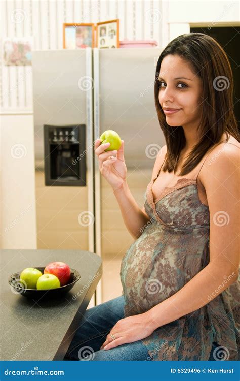 Femme Enceinte En Bonne Santé Photo Stock Image Du Heureux Prévoir 6329496