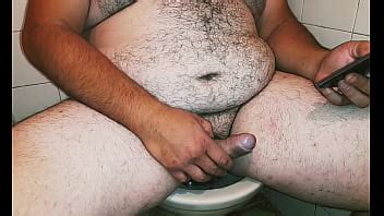 Gordo Macho Oso Mira Porno En El Celular Y Se Masturba XVIDEOS