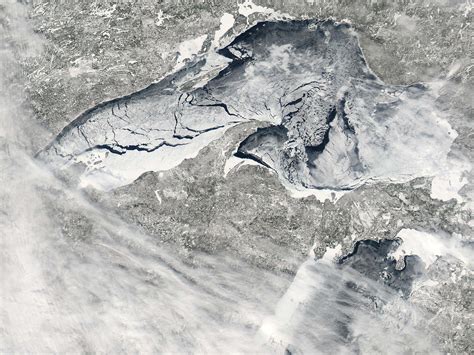 Lake Superior frozen over in cold winter — Earth Changes — Sott.net