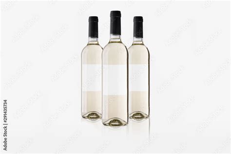 Mockup De Botellas De Vino Blanco Con Etiquetas Blancas Stock Photo