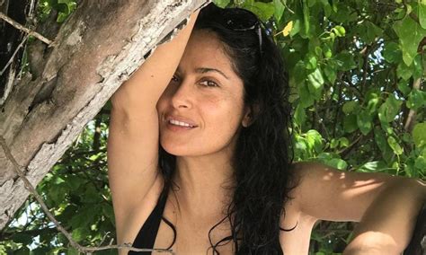 A Sus Salma Hayek Confirma Que Es La Nueva Reina De La Bikini