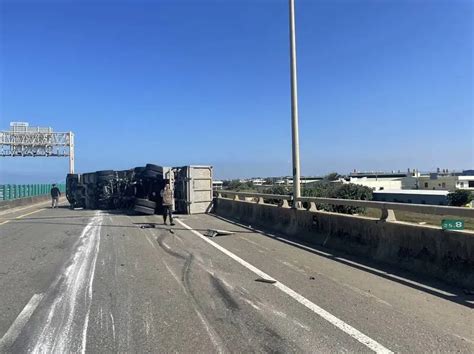 台61線驚悚車禍！曳引車失控撞護欄翻覆 釀北上桃園段一度封閉 生活 Nownews今日新聞