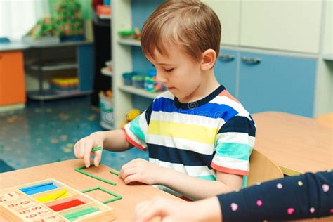 O Garotinho Est Aprendendo Matem Tica Educa O Pr Escolar E