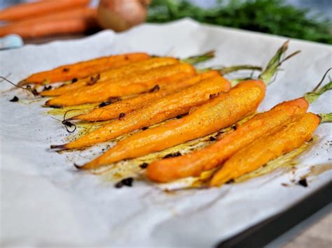 Carottes fanes rôties et confites au four Aux Fourneaux