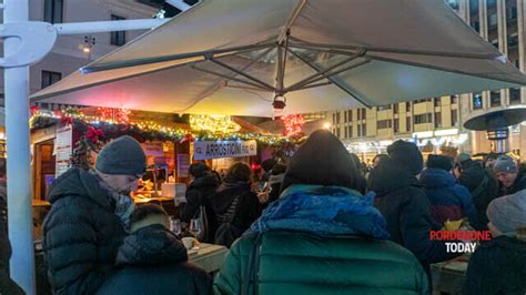 Si Accende Il Natale A Pordenone Casette In Legno Concerti E Pista Da