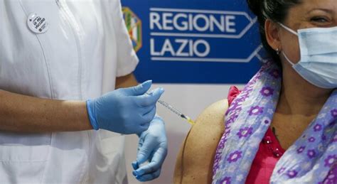 Vaccini Lazio quando toccherà agli over 30 Prenotazioni tempi e