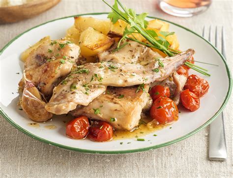 Conejo Al Horno Con Patatas Y Tomates Asados