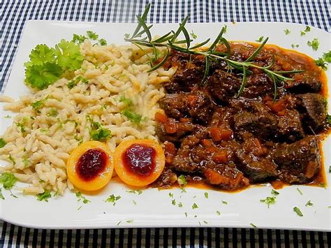 Hirschgulasch mit Preiselbeeren und Haselnussspätzle Chefkoch