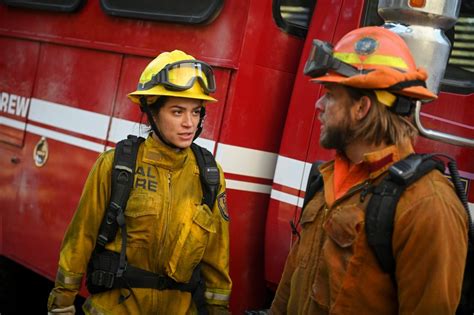 ‘fire Country Sneak Peek Gabriela Questions Bode Romance Us Weekly