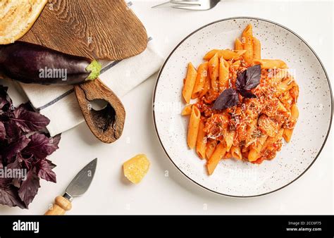 Italienische Pasta Penne alla Norma mit Auberginen Tomatensoße und